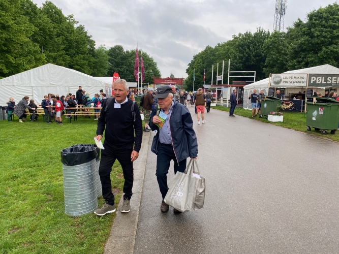 Vi ankommer i små grupper fra hovedporten. Her Leif og Jesper med mere kaffe/ the.